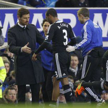 Villas-Boas da la mano a Ashley Cole durante un partido de esta temporada