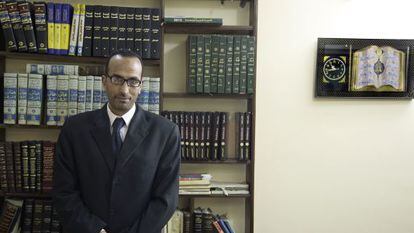 El abogado Husein Ali Tamam en su despacho de Minya en marzo.