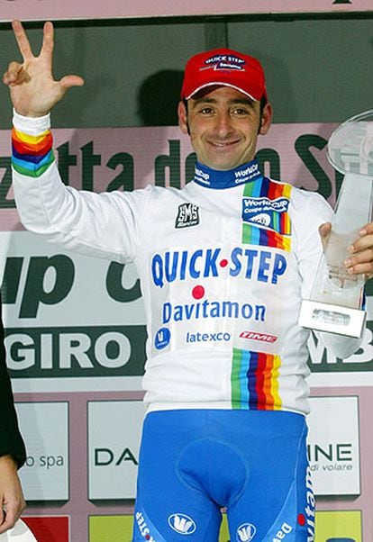Paolo Bettini marca con sus dedos sus triunfos en la Copa del Mundo.