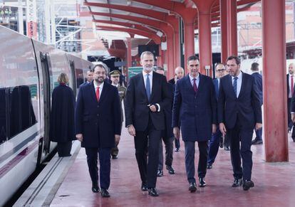 El rey Felipe VI esta mañana en la estación de Madrid-Chamartín junto al presidente del Gobierno, Pedro Sánchez, el ministro de Transportes, Óscar Puente, y el presidente del Principado de Asturias, Adrián Barbón.