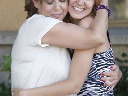 María Luisa abraza a su hija Pilar, 29 años después.