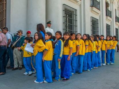 Alumnos de un colegio chileno visitan la sede del Parlamento, en Santiago, en una imagen de archivo.