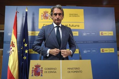 El ministro de Fomento, &Iacute;&ntilde;igo de la Serna, durante la rueda de prensa ofrecida esta tarde al t&eacute;rmino de la asamblea de trabajadores de Eulen. 