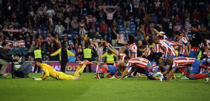 Los jugadores celebran su triunfo en el Bernabéu.