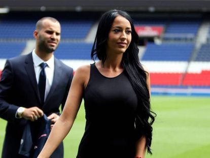 Aurah Ruiz en la presentación de su pareja, el futbolista Jesé Rodríguez, como jugador del Paris Saint-Germain's, en agosto de 2016. En vídeo, las críticas de Ruiz a Jesé en Instagram, el pasado mes de noviembre.