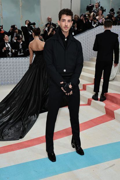 El actor Manu Ríos, con un traje negro con capa hecho a medida por la firma homónima de Karl Lagerfeld.
