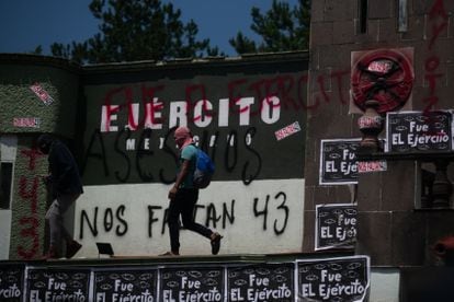 Protesta a las afueras del campo militar No. 1 de Ciudad de México por la desaparición de los 43 estudiantes de Ayotzinapa, en septiembre de 2022. 