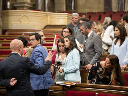 Diputados de Ciudadanos y PSC a la espera del inicio del pleno que finalmente se ha suspendido.