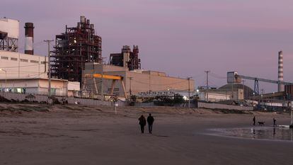 Viaje al ‘Chernóbil chileno’:  cuando ir a la playa se convierte en una actividad de riesgo
