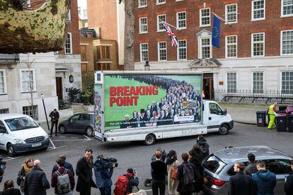 Manifestantes a favor del Brexit este jueves, en los alrededores del Parlamento