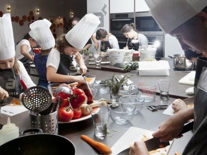Asistentes a uno de los cursos de cocina 'Generación chef' de la librería gastronómica A Punto, en Madrid.