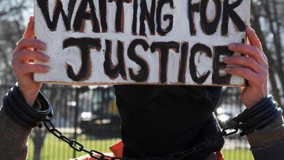 Un manifestante pide el cierre de la cárcel de Guantánamo frente a la Casa Blanca, el 11 de enero.