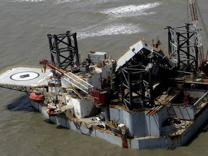 Una plataforma petrol&iacute;fera encallada en la isla de Dauphin, Alabama, tras el paso del Katrina.