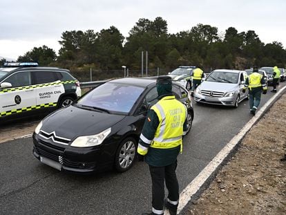 Varios guardias civiles de tráfico, durante un control de carretera en la AP-6, el pasado viernes, a la altura de la localidad madrileña de Guadarrama.