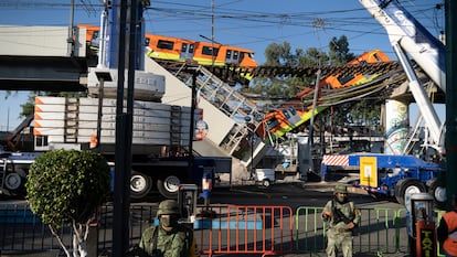 Militares resguardan la zona donde colapsó el metro.