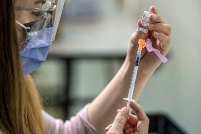 Una enfermera prepara una dosis de Pfizer en una clínica en Dartmouth, Canadá, el 3 de junio de 2021.