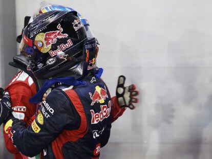 Alonso se abraza a Vettel tras la carrera de Singapur