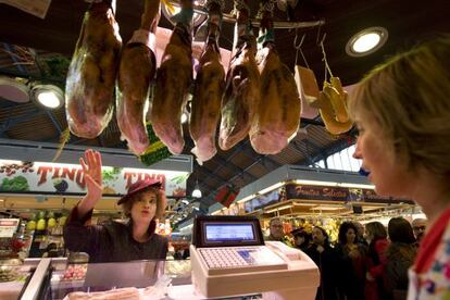 Lloll Bertran, aquest migdia al mercat de la Llibertat en la presentació de 'Fang i setge'.