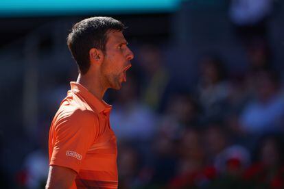 Novak Djokovic celebra un punto en la semifinal frente a Alcaraz.