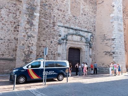 Un grupo de adolescentes frente a la comisaria de la Policía Nacional de Almendralejo, Badajoz, el pasado lunes.