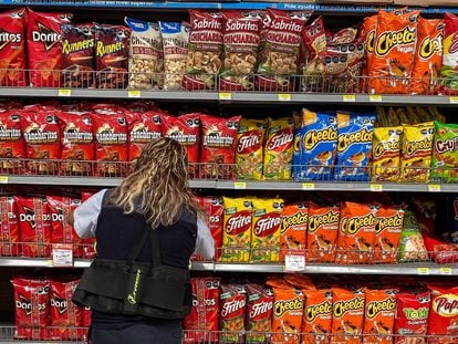 En una foto de archivo, el estante de frituras de un supermercado en Ciudad de México.