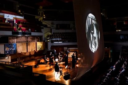 Björn Schmelzer y su grupo Graindelavoix, tras la tela sobre la que se proyectó un fragmento del documental ‘Il culto delle pietre’ el viernes por la tarde en el TivoliVredenburg. 