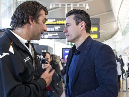 El presidente del Valencia, Amadeo Salvo, charla con el entrenador, Juan Antonio Pizzi. 