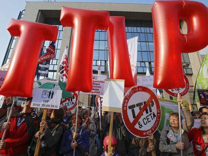 Manifestaci&oacute;n contra el TTIP a las puertas del Consejo Europeo, el pasado 13 de mayo. 