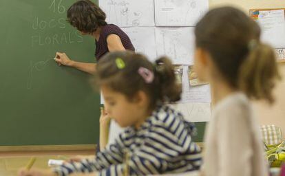 Dos alumnas en clase de catal&aacute;n en la escuela Reina Violant de Barcelona.