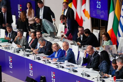 La vicepresidenta primera y ministra de Asuntos Económicos, Nadia Calviño (en el centro), con miembros de su equipo y del Consejo de la UE durante la reunión de este sábado.