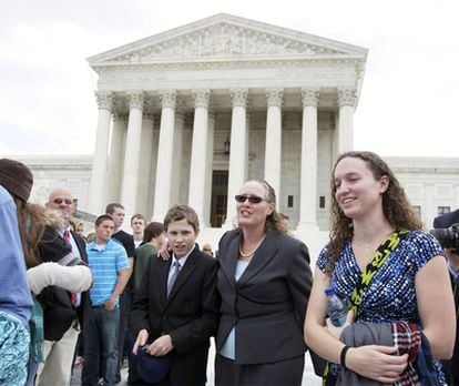 Margie Phelps (segunda por la derecha), hija de Fred Phelps, en la puerta del Tribunal Supremo de EE UU (Octubre, 2010).