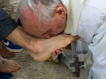 El Papa besa el pie de uno de los menores presos este Jueves Santo.