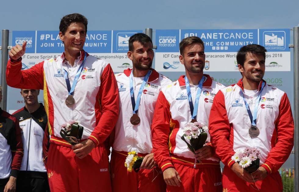De derecha a izquierda: Cubelos, Millán, Roza y Peña en el podio con el bronce del K4-1000.