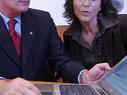 El consejero de Sanidad, Gabriel Inclán, junto a la directora de Servicios del departamento, Begoña Otalora, ayer, en Bilbao.