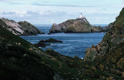 Para los aficionados a la ornitología, las islas Shet­land son un verdadero paraíso, pues conforma una parada de las espe­cies migratorias del Ártico, así como un hábitat de grandes colonias de anidación de aves marinas. Se puede contemplar, además, el punto más septen­trional de Escocia, las rocas de Out Stack, y Muckle Flugga, con su faro construido por el tío de Robert Louis Stevenson (en la foto).