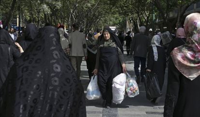 Ciudadanos iraníes pasean por Teherán, en abril.