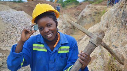 Sharon Kasoka muestra una de las piedras extraídas en la mina Zimbaqua, en el distrito de Karoi, en el norte de Zimbabue, en mayo de 2021.
