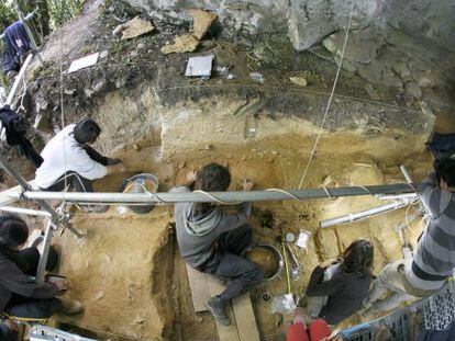 Arque&oacute;logos trabajan en A cova de Eir&oacute;s en Triacastela.