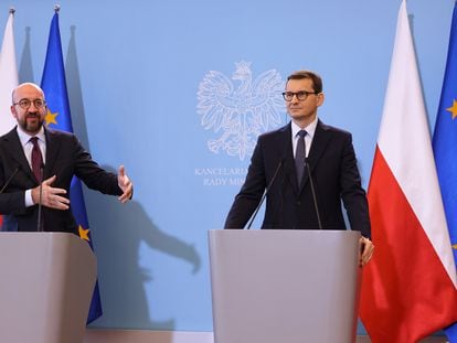 El presidente del Consejo Europeo, Charles Michel, y el primer ministro polaco, Mateusz Morawiecki, en rueda de prensa el 10 de noviembre en Varsovia.