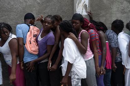 Earthquake victims wait during food distribution in the Picot neighborhood, Los Cayos commune, Haiti.