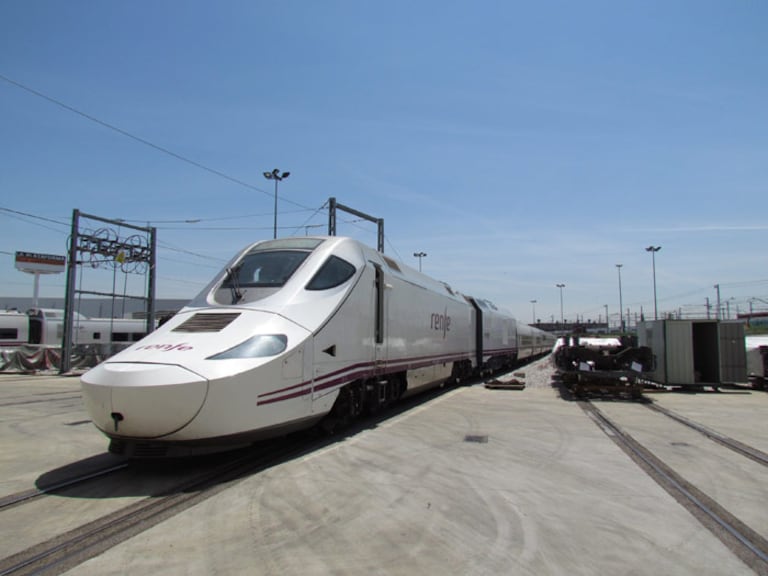 Un tren AVE 750 de Renfe en los talleres.