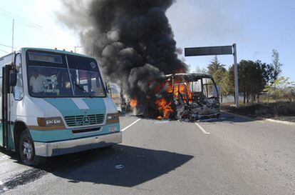 Los enfrentamientos desatados tras el operativo policial en busca uno de los capos fundadores del cártel han causado bloqueos en todos los accesos a Morelia.