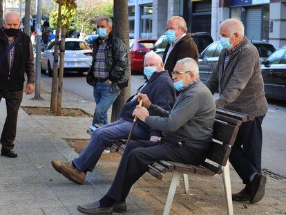 Un grupo de jubilados en una calle de Terrassa en noviembre de 2020.