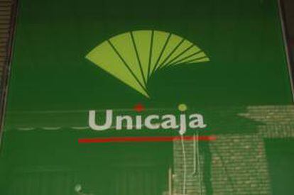 Logotipo de la entidad bancaria Unicaja en una sucursal de la calle López de Hoyos de Madrid. EFE/Archivo