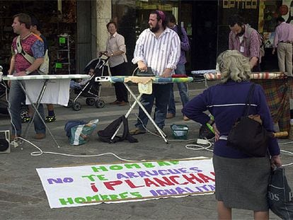 Un grupo de hombres plancha en plena calle Larga, en Jerez.