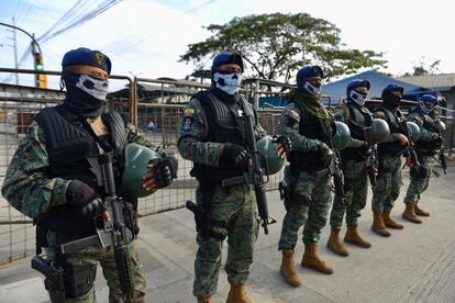 Fuerzas Armadas ecuatorianas, en conjunto con miembros de la Policía, en un operativo en Guayaquil (Ecuador).