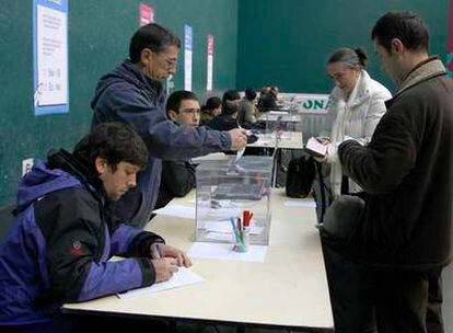 Dos personas votan en la consulta popular celebrada ayer en Elorrio.