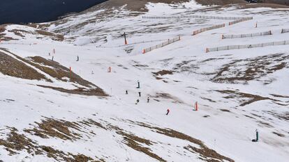 La estación de La Molina (Girona), en plena temporada, muestra una gran escasez de nieve.