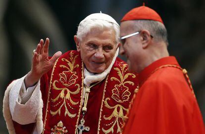 Benedicto XVI junto al secretario de Estado, Tarsicio Bertone.