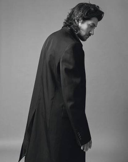 El de Sheffield, que de joven no fue aceptado como dependiente en una tienda de segunda mano por ser demasiado tímido, lleva abrigo de esmoquin en satén Calvin Klein 205W39NYC. 
 